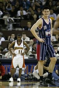 Earl Boykins standing alongside Yao Ming
